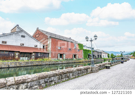 北海道小樽市 - 北海道最受歡迎的旅遊目的地之一 - 初夏的小樽運河和倉庫 127221103