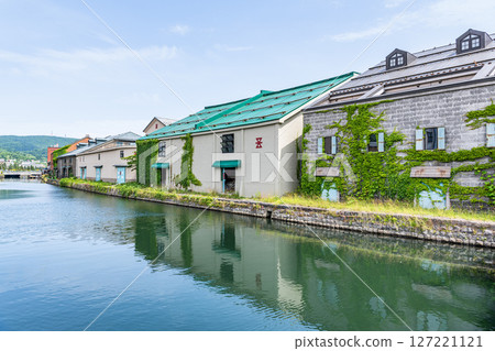 北海道小樽市 - 北海道最受歡迎的旅遊目的地之一 - 初夏的小樽運河和倉庫 127221121