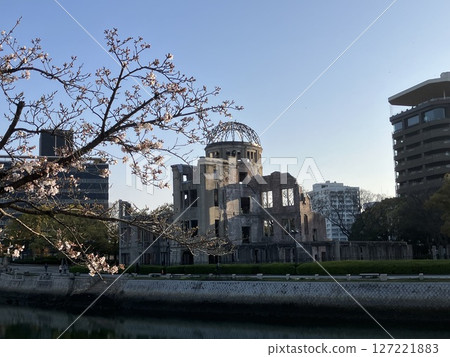 春天從對岸看到的原子彈爆炸圓頂屋（廣島縣） 127221883