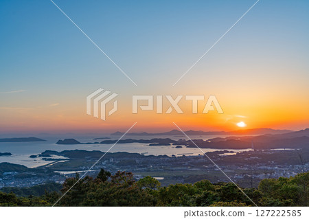 (長崎縣)從弓張岳眺望台眺望佐世保和九十九島的夜景 (長崎縣)從弓張岳眺望台眺望佐世保和九十九島的夜景 127222585