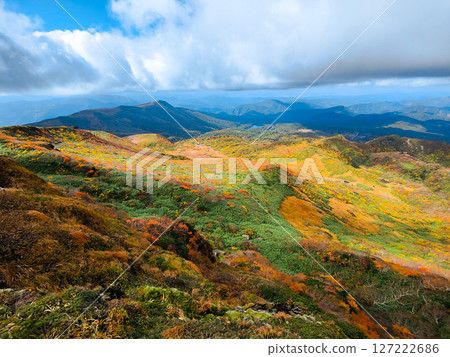 秋季攀登栗駒山（栗駒山～益武山：菅原湖與益武山的景色） 127222686