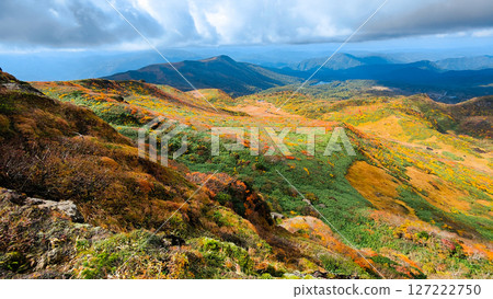 秋季攀登栗駒山（栗駒山～益武山：菅原湖與益武山的景色） 127222750