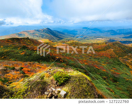 秋季攀登栗駒山（栗駒山～益武山：菅原湖與益武山的景色） 127222760