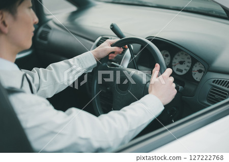 一名穿著工作服的男子開車出門 127222768