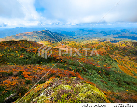Climbing Mount Kurikoma in autumn (Mount Kurikoma to Mount Masutake: View of Lake Sugawara and Mount Masutake) 127222832