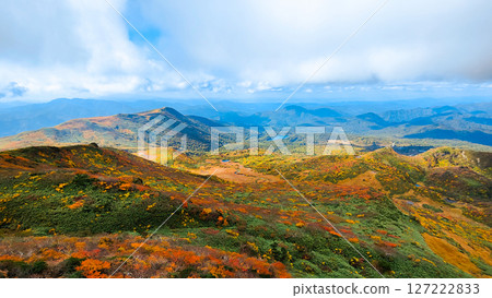 秋季攀登栗駒山（栗駒山～益武山：菅原湖與益武山的景色） 127222833