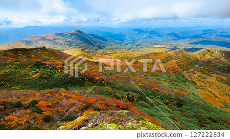秋季攀登栗駒山（栗駒山～益武山：菅原湖與益武山的景色） 127222834