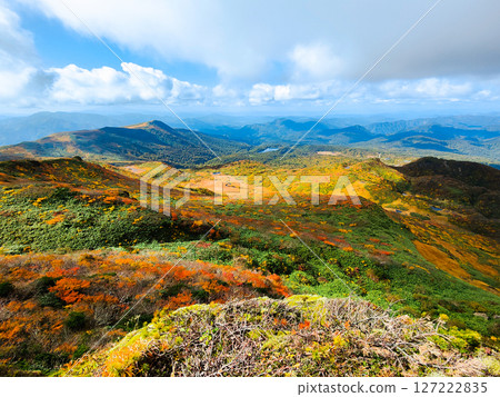 秋季攀登栗駒山（栗駒山～益武山：菅原湖與益武山的景色） 127222835