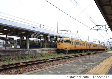 [JR Kyushu/JR West] 415 Series 1500 and 115 Series 3000 (Sanyo Main Line: Shimonoseki Station) 127223413
