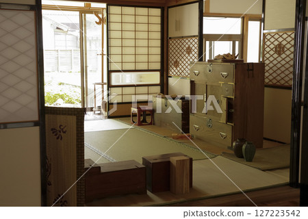 Belongings left in the Japanese-style room and cleaning up Belongings left in the Japanese-style room and cleaning up 127223542