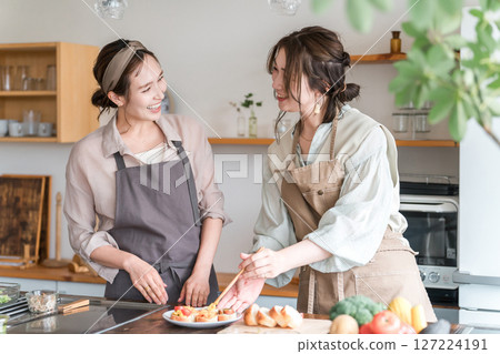 在烹飪課/烹飪學校教授烹飪的女教練和女學生 127224191