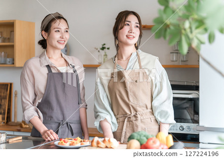 在烹飪課/烹飪學校教授烹飪的女教練和女學生 127224196