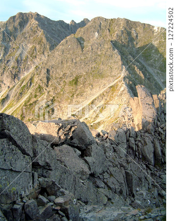從北穗高岳南麓到唐澤岳、奧穗高岳的登山路線全景（盛夏的上高地、槍穗高連峰路線） 127224502