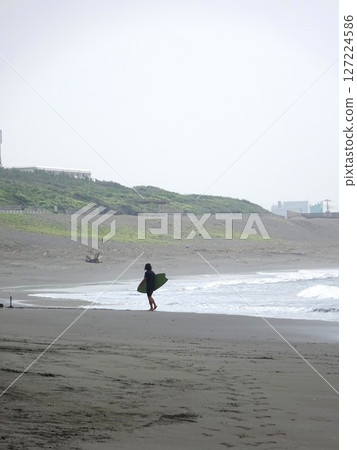 人們走在沙灘上 127224586