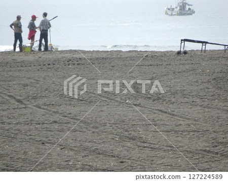 People fishing on the coast 127224589