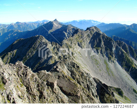 從唐澤山的鐵索梯段回望北穗高岳、槍岳橫斷路線的全景（盛夏時節的穗高山脈登山） 127224687