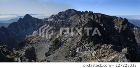 從北穗高嶽山頂眺望白雪皚皚的穗高山脈與瀑布的全景（早餐後出發） 127225332