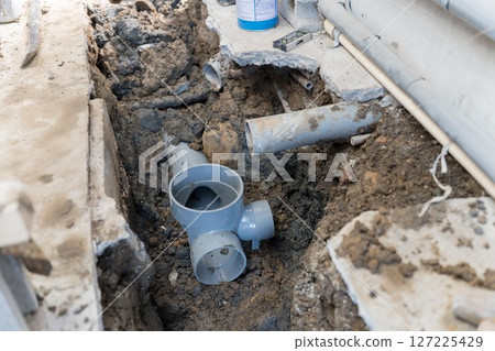 Drainage pipe construction: Installation of drainage basin 127225429