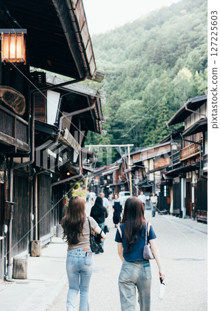 <長野縣>奈良井宿觀光的兩位女士 127225603