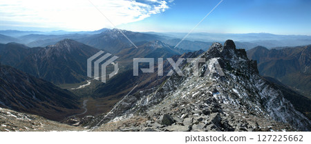 從奧穗高嶽山頂俯瞰初冬第一場雪下的上高地全景（寒冷冬日清晨，晨霧瀰漫的上高地） 127225662