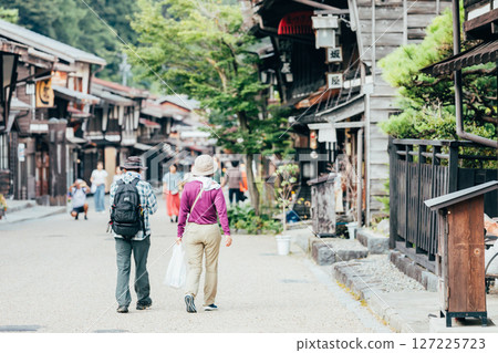 <Nagano Prefecture> A couple sightseeing in Narai-juku <Nagano Prefecture> A couple sightseeing in Narai-juku 127225723