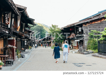 <長野縣>奈良井宿觀光的情侶 <長野縣>奈良井宿觀光的情侶 127225724