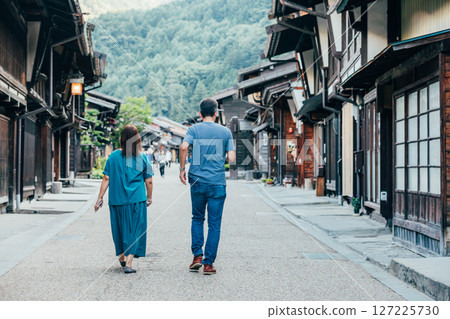 <Nagano Prefecture> A couple sightseeing in Narai-juku 127225730