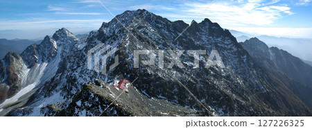 從唐澤山山頂可以一覽奧穗高岳初雪的全景(岐阜縣方向,憲兵隊側,西穗高岳) 從唐澤山山頂可以一覽奧穗高岳初雪的全景(岐阜縣方向,憲兵隊側,西穗高岳) 127226325