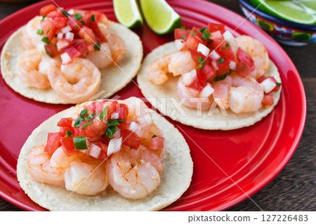 Shrimp tacos (Tacos de camarón) 127226483