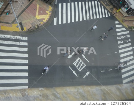 穿過行人過路處的人們 穿過行人過路處的人們 127226564