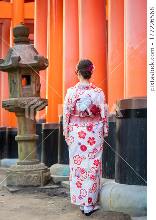 神社裡穿著和服的女人 127226568
