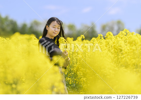 一名女子在盛開的油菜花田中觀光 127226739