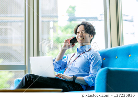 使用智能手機的商人 127226930