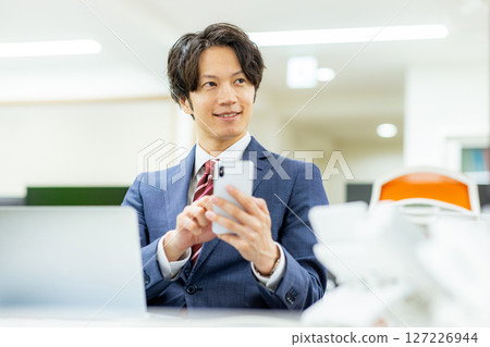 商人在辦公室使用智慧型手機 127226944