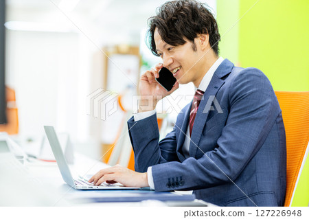 商人在辦公室使用智慧型手機 127226948