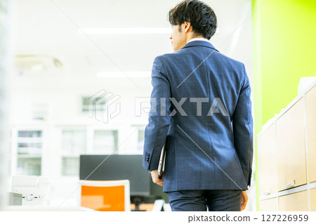 在辦公室工作的商人 127226959