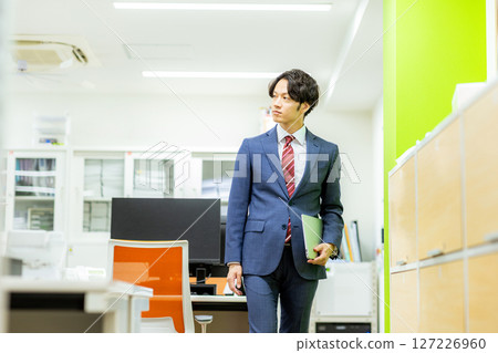 在辦公室工作的商人 127226960