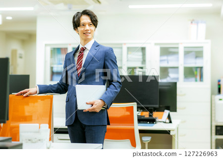 在辦公室工作的商人 127226963