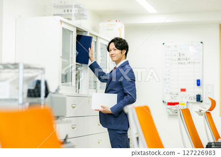 男員工查看公司文件 127226983