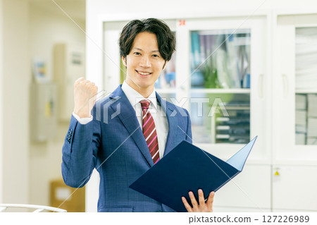  打膽量姿勢的商人 127226989