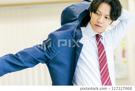 Businessman wearing a suit 127227008