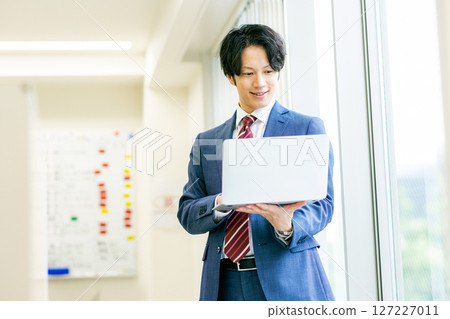 一名商人，在辦公室裡操作計算機 127227011
