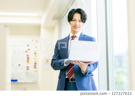一名商人，在辦公室裡操作計算機 127227012