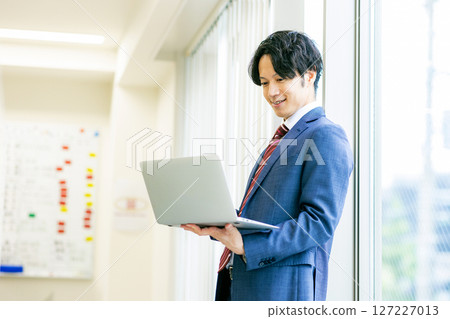 一名商人，在辦公室裡操作計算機 127227013