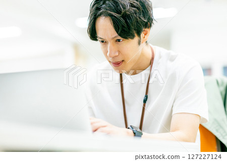 年輕的商人前往筆記本電腦 127227124