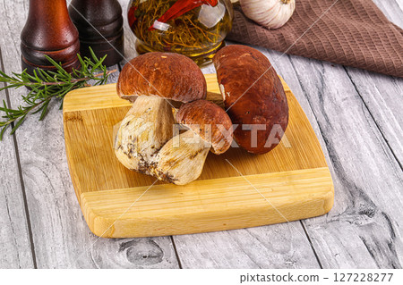 Raw natural wild porchini mushrooms Raw natural wild porchini mushrooms 127228277