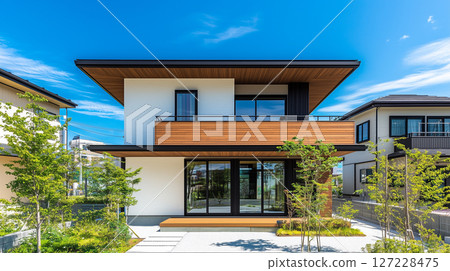 簡單的日本兩層樓住宅,白色獨立式住宅 簡單的日本兩層樓住宅,白色獨立式住宅 127228475