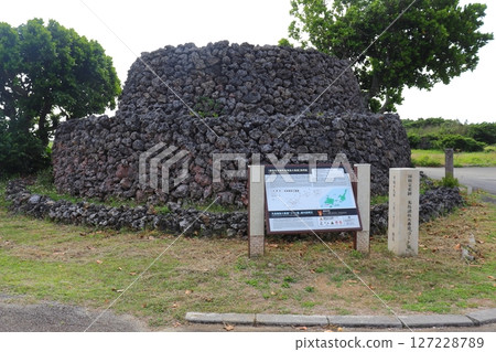 Coat mori of the Sakishima Islands fire ceremony (Hateruma Island, Okinawa Prefecture) Coat mori of the Sakishima Islands fire ceremony (Hateruma Island, Okinawa Prefecture) 127228789