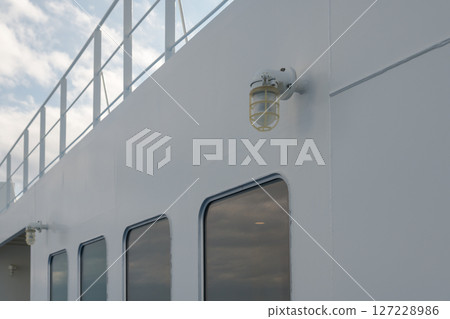 [A side window of the Tokyo Kyushu Ferry bound for Mayu Shinmon, sailing through the open seas] 127228986