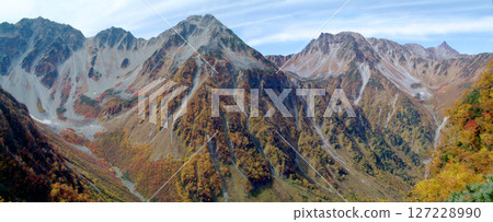 Autumn Kamikochi A wide panorama of the Yari-Hotaka traverse route from Karasawa Cirque to Okirito in autumn 127228990